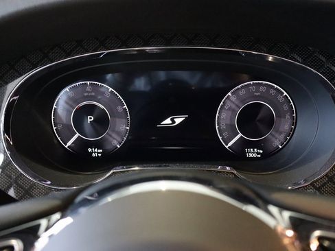 Used 2025 Bentley Bentayga image 11