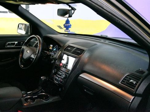 Used 2018 Ford Explorer XLT w/ XLT Technology Feature Bundle AWD/4WD image 12