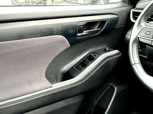 Used 2024 Toyota Highlander LE image 27