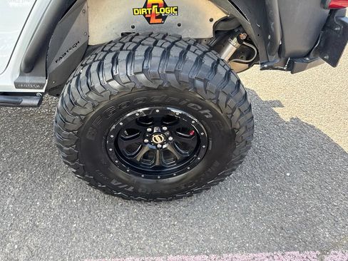 Used 2018 Jeep Wrangler Unlimited Rubicon AWD/4WD image 8