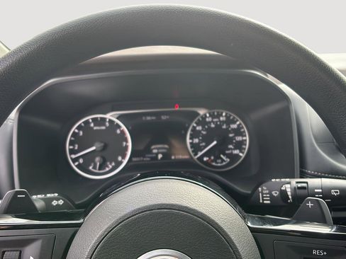 Used 2023 Nissan Rogue SV image 3