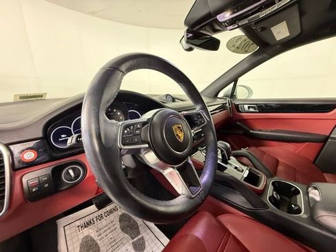 Used 2022 Porsche Cayenne image 6