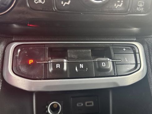 Used 2021 GMC Acadia SLE image 19