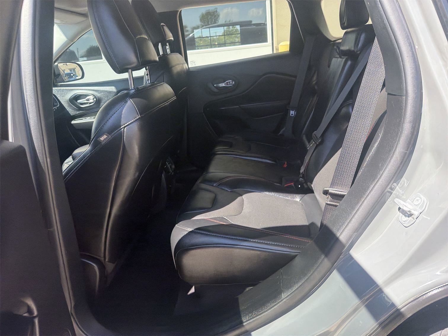 Used 2023 Jeep Cherokee Trailhawk w/ Sun & Sound Group AWD/4WD image 7