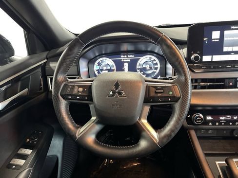Used 2024 Mitsubishi Outlander AWD image 16