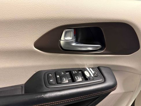 Used 2017 Chrysler Pacifica Touring-L w/ Tire & Wheel Group FWD image 21