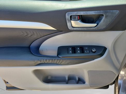 Used 2015 Toyota Highlander XLE image 24