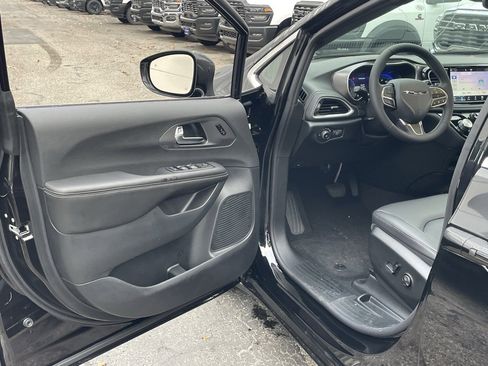 New 2026 Chrysler Pacifica Select image 12