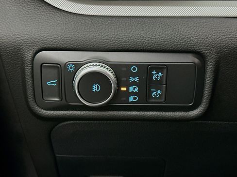 Used 2022 Ford Explorer XLT w/ Equipment Group 202A image 17