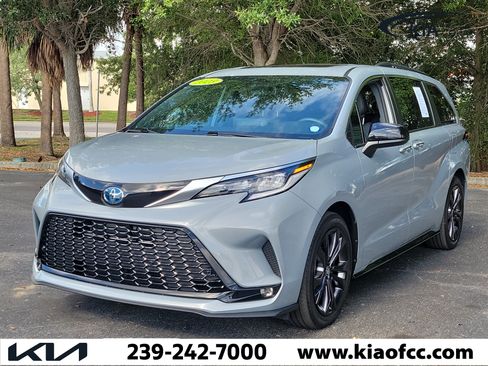 Used 2023 Toyota Sienna XSE w/ XSE Plus Package FWD image 3