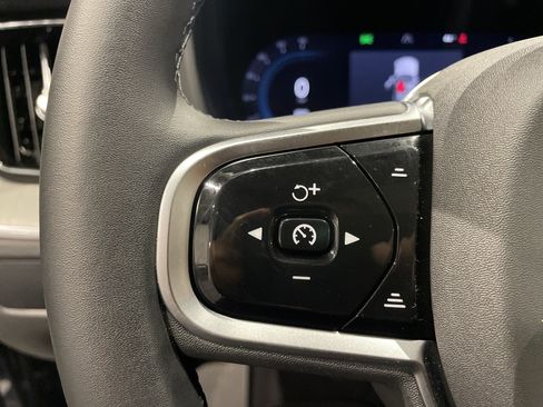 Used 2025 Volvo XC60 B5 Plus image 20