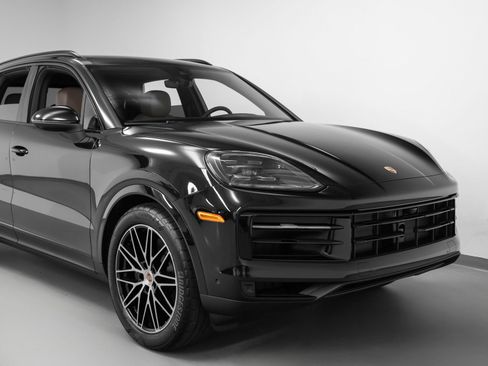 Used 2025 Porsche Cayenne image 9