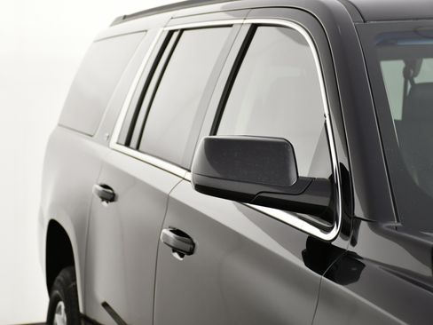 Used 2018 Chevrolet Suburban LT image 14