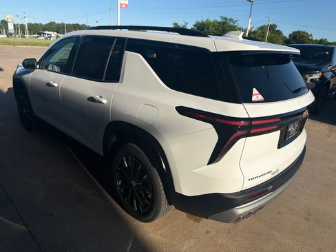 New 2026 Chevrolet Traverse LT w/ Sun and Wheel Package FWD image 4