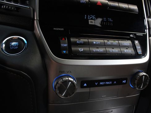 Used 2019 Toyota Land Cruiser w/ Four Season Floor Mat Package image 72