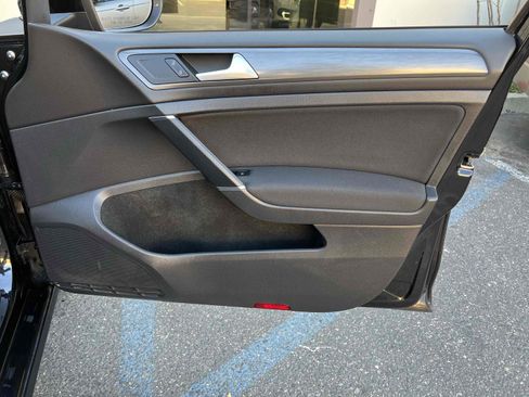 Used 2018 Volkswagen e-Golf SE w/ DC Fast Charging Package image 68