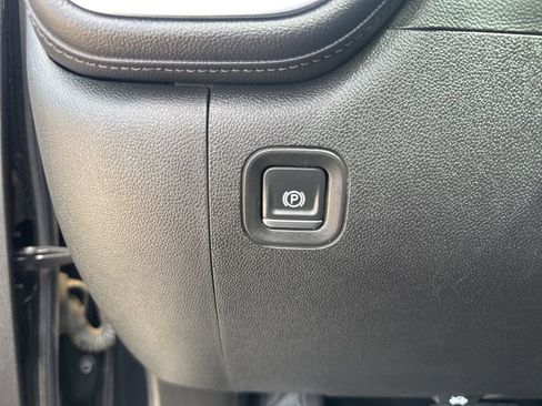 Used 2019 Chevrolet Silverado 1500 LTZ AWD/4WD image 11