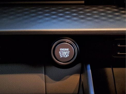 Used 2023 Kia Carnival LX image 19