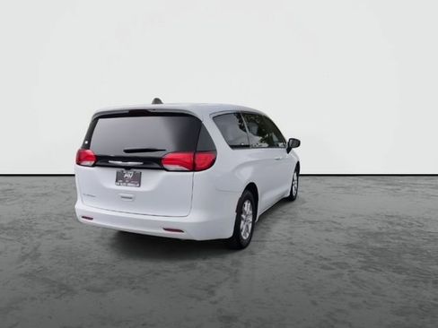 Used 2023 Chrysler Voyager LX FWD image 8
