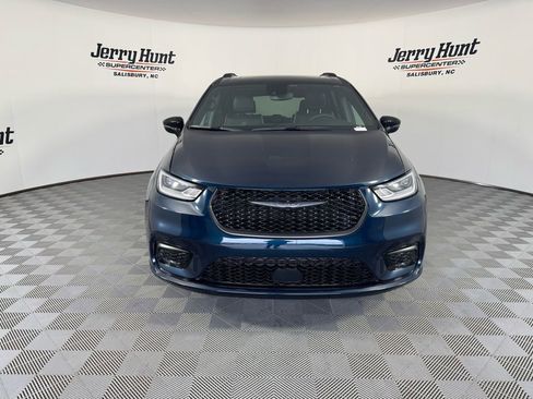 Used 2025 Chrysler Pacifica Limited image 7