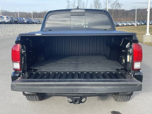 Used 2017 Toyota Tacoma TRD Sport w/ Tow Package (A/T) image 5