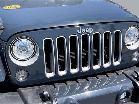 Used 2017 Jeep Wrangler Unlimited Sahara w/ Connectivity Group AWD/4WD image 29