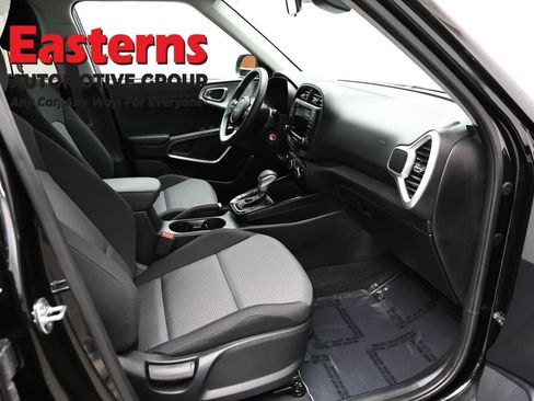 Used 2025 Kia Soul LX w/ LX Technology Package FWD image 23