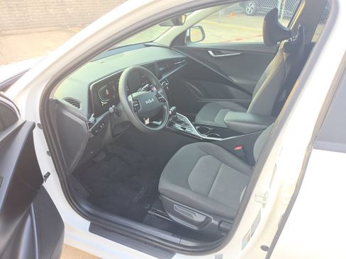 Used 2025 Kia Niro LX FWD image 4