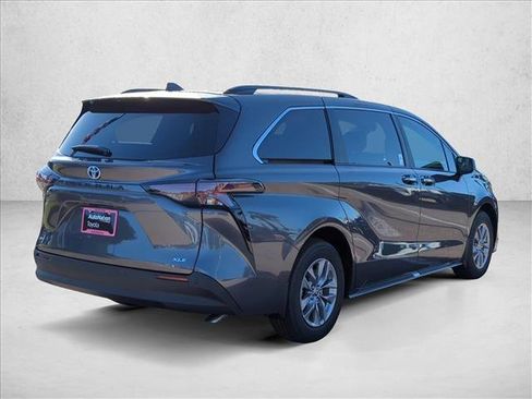 New 2025 Toyota Sienna XLE image 5