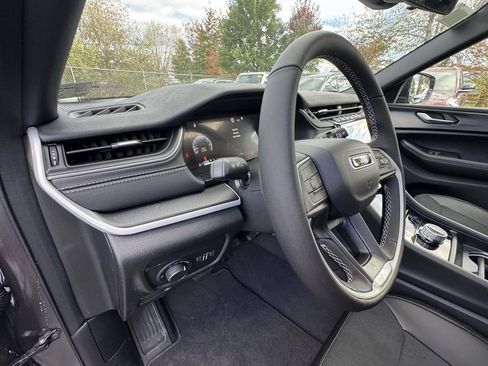 New 2025 Jeep Grand Cherokee 4WD image 2