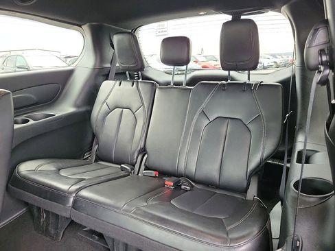Used 2025 Chrysler Pacifica Select image 9