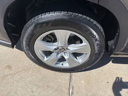 Used 2021 Toyota Highlander LE image 8