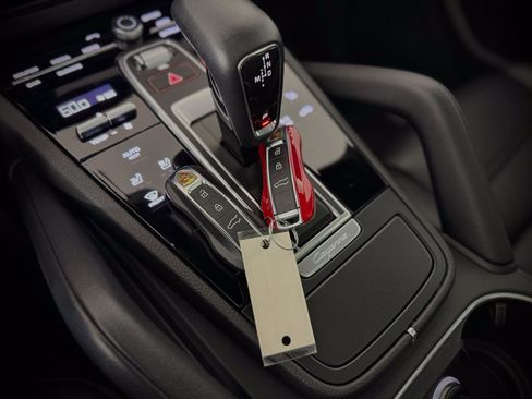 Certified 2023 Porsche Cayenne Coupe AWD/4WD image 28