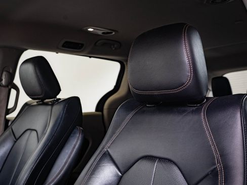 Used 2019 Chrysler Pacifica Touring-L image 18