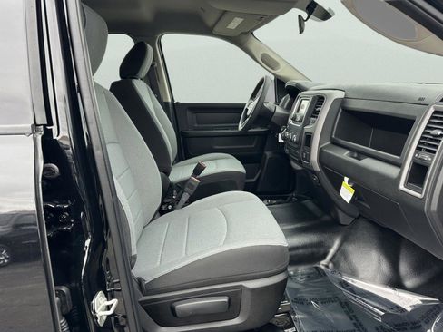 Used 2023 RAM 1500 4x4 Crew Cab Classic w/ Chrome Appearance Group image 10