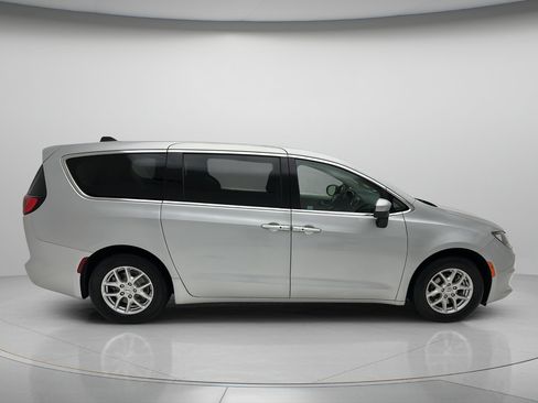 Used 2022 Chrysler Voyager LX FWD image 6