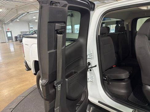 Used 2016 GMC Canyon SLE image 18