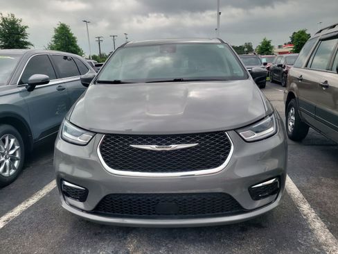 Used 2023 Chrysler Pacifica Touring-L FWD image 2