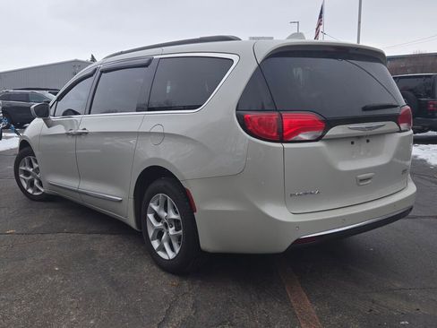 Used 2017 Chrysler Pacifica Touring-L w/ Tire & Wheel Group image 9