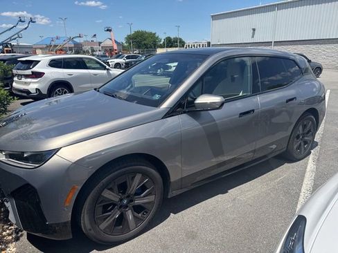 Used 2025 BMW iX xDrive50 AWD/4WD image 2
