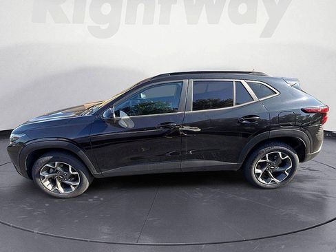 Used 2024 Chevrolet Trax LT FWD image 2