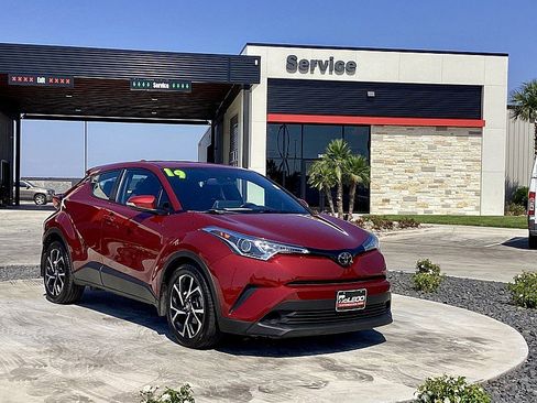Used 2019 Toyota C-HR XLE image 3