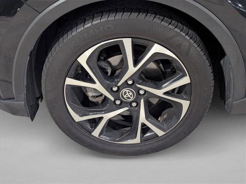 Used 2021 Toyota C-HR XLE image 5