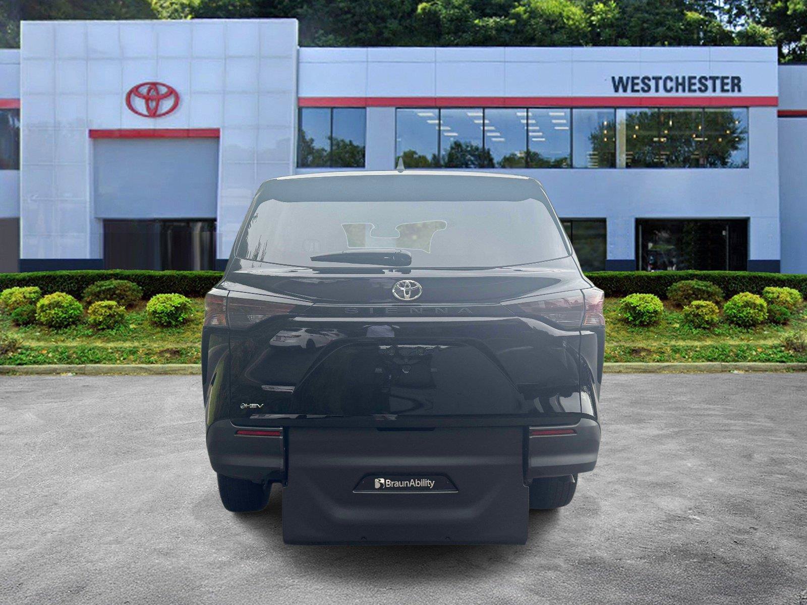 Used 2026 Toyota Sienna LE FWD image 6