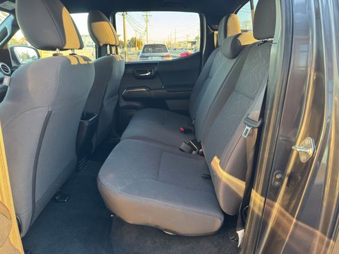 Used 2018 Toyota Tacoma TRD Sport image 27