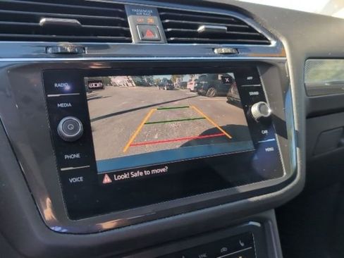 Certified 2022 Volkswagen Tiguan SE w/ Panoramic Sunroof Package image 18