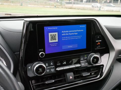 Certified 2024 Toyota Highlander XLE image 22