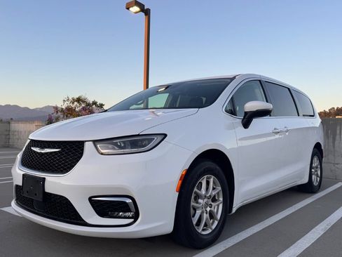 Used 2024 Chrysler Pacifica Touring-L FWD image 1