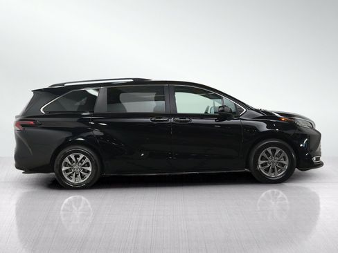 Used 2023 Toyota Sienna XLE w/ XLE Plus Package AWD/4WD image 6