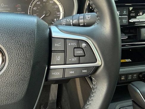 Used 2023 Toyota Highlander XSE FWD image 16